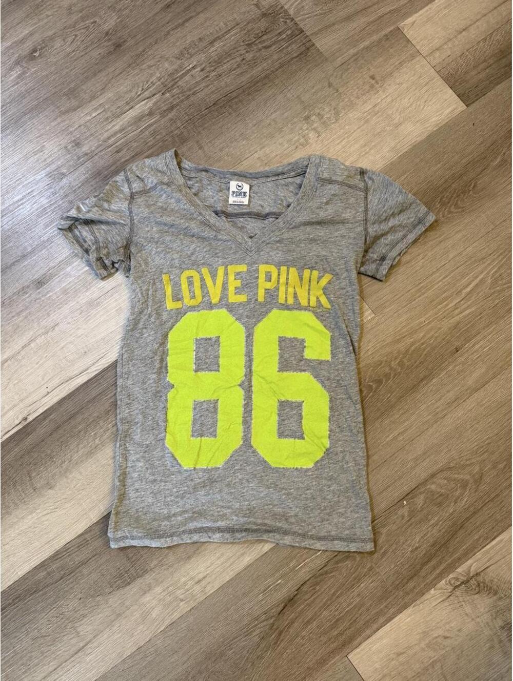 Gray Victoria's Secret PINK baby tee with yellow 'LOVE PINK 86' graphic sz S